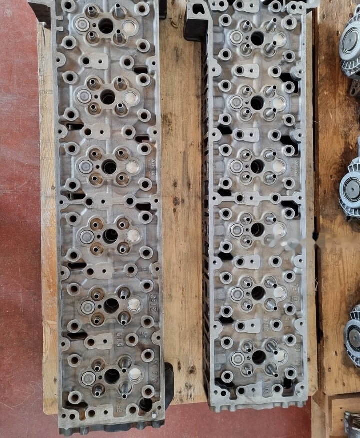 Mercedes-Benz ACTROS EURO 6 Mercedes-Benz ACTROS MP4 EURO 6 - Cylinder head for Truck: picture 4 Mercedes-Benz ACTROS EURO 6 Mercedes-Benz ACTROS MP4 EURO 6 - Cylinder head for Truck: picture 4
