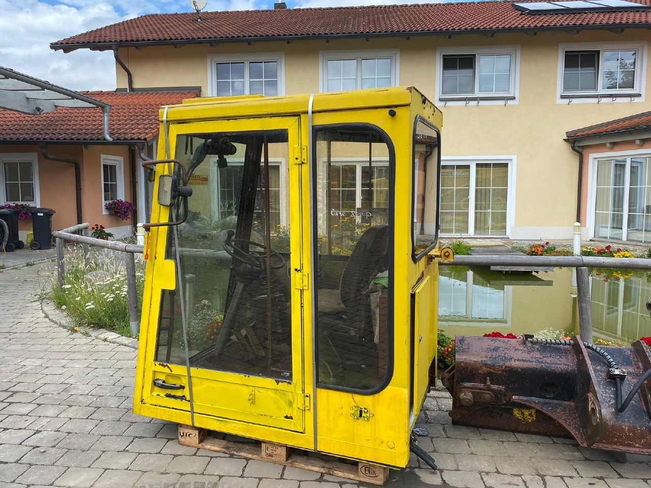 Case 888 P - Cab for Wheel excavator: picture 1 Case 888 P - Cab for Wheel excavator: picture 1