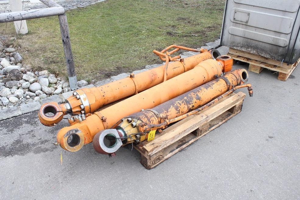 Hitachi FH 220 LC - Hydraulic cylinder for Construction machinery: picture 3 Hitachi FH 220 LC - Hydraulic cylinder for Construction machinery: picture 3
