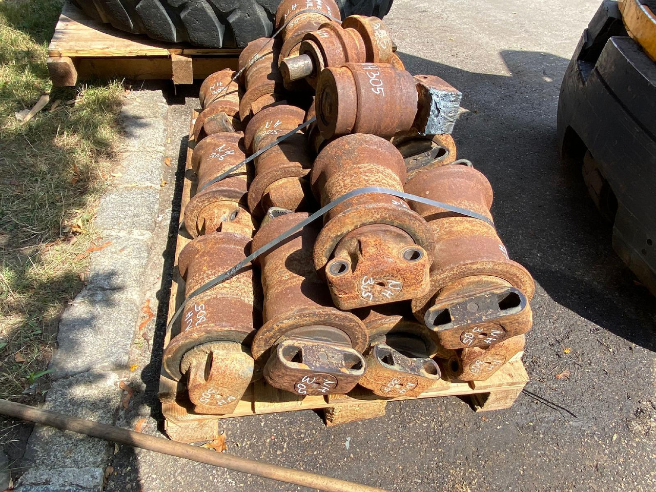 Holland E 305 - Track roller for Crawler excavator: picture 3 Holland E 305 - Track roller for Crawler excavator: picture 3
