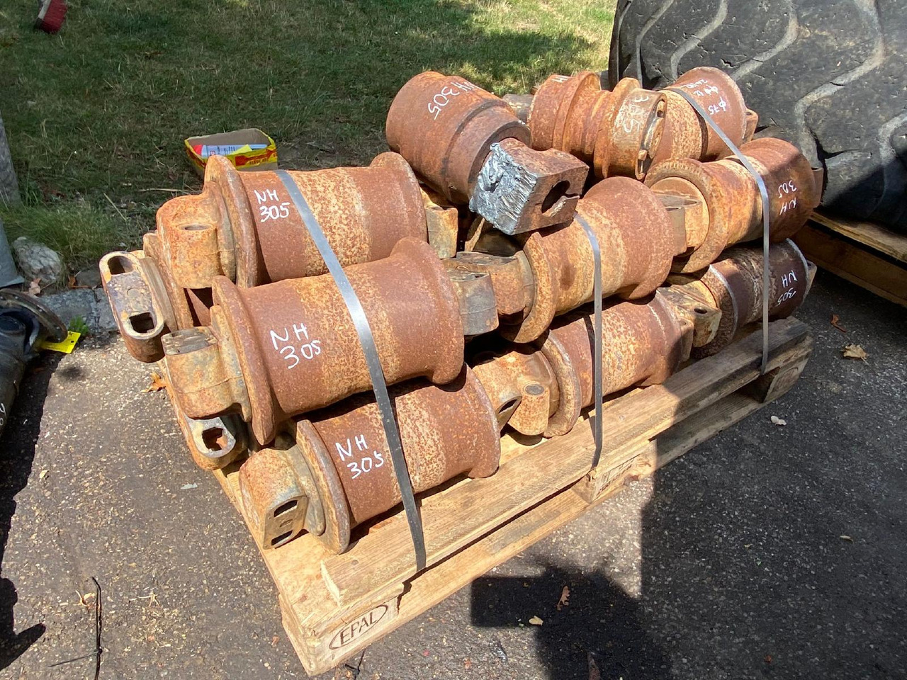 Holland E 305 - Track roller for Crawler excavator: picture 1 Holland E 305 - Track roller for Crawler excavator: picture 1