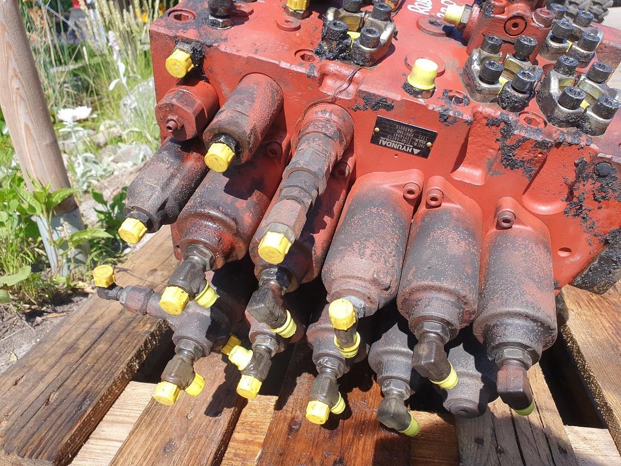 Hyundai Robex 220 LC 9A - Hydraulic valve for Construction machinery: picture 4 Hyundai Robex 220 LC 9A - Hydraulic valve for Construction machinery: picture 4