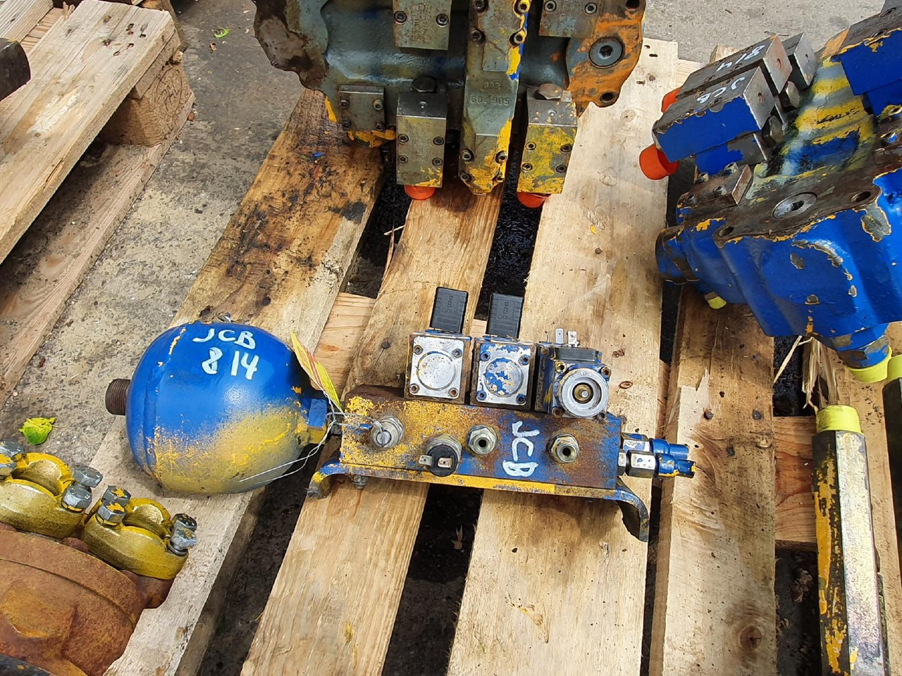 JCB 814 - Hydraulic valve for Construction machinery: picture 2 JCB 814 - Hydraulic valve for Construction machinery: picture 2