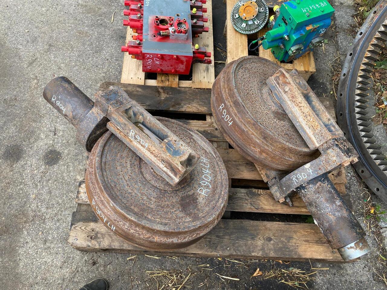 Liebherr R 904 - Undercarriage parts for Construction machinery: picture 1 Liebherr R 904 - Undercarriage parts for Construction machinery: picture 1