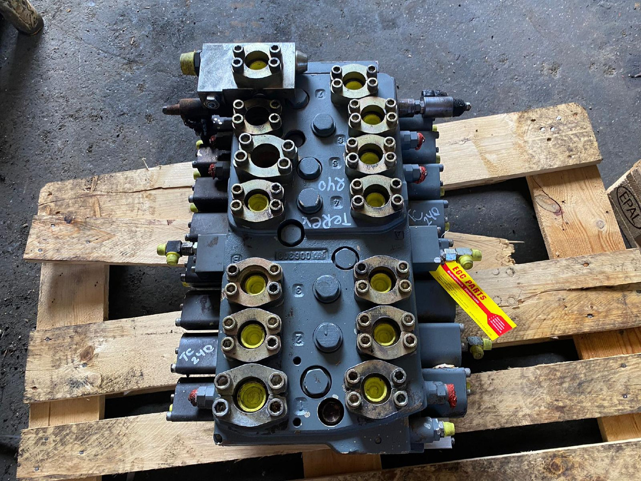 Terex TC 240 LC - Hydraulic valve for Construction machinery: picture 1 Terex TC 240 LC - Hydraulic valve for Construction machinery: picture 1