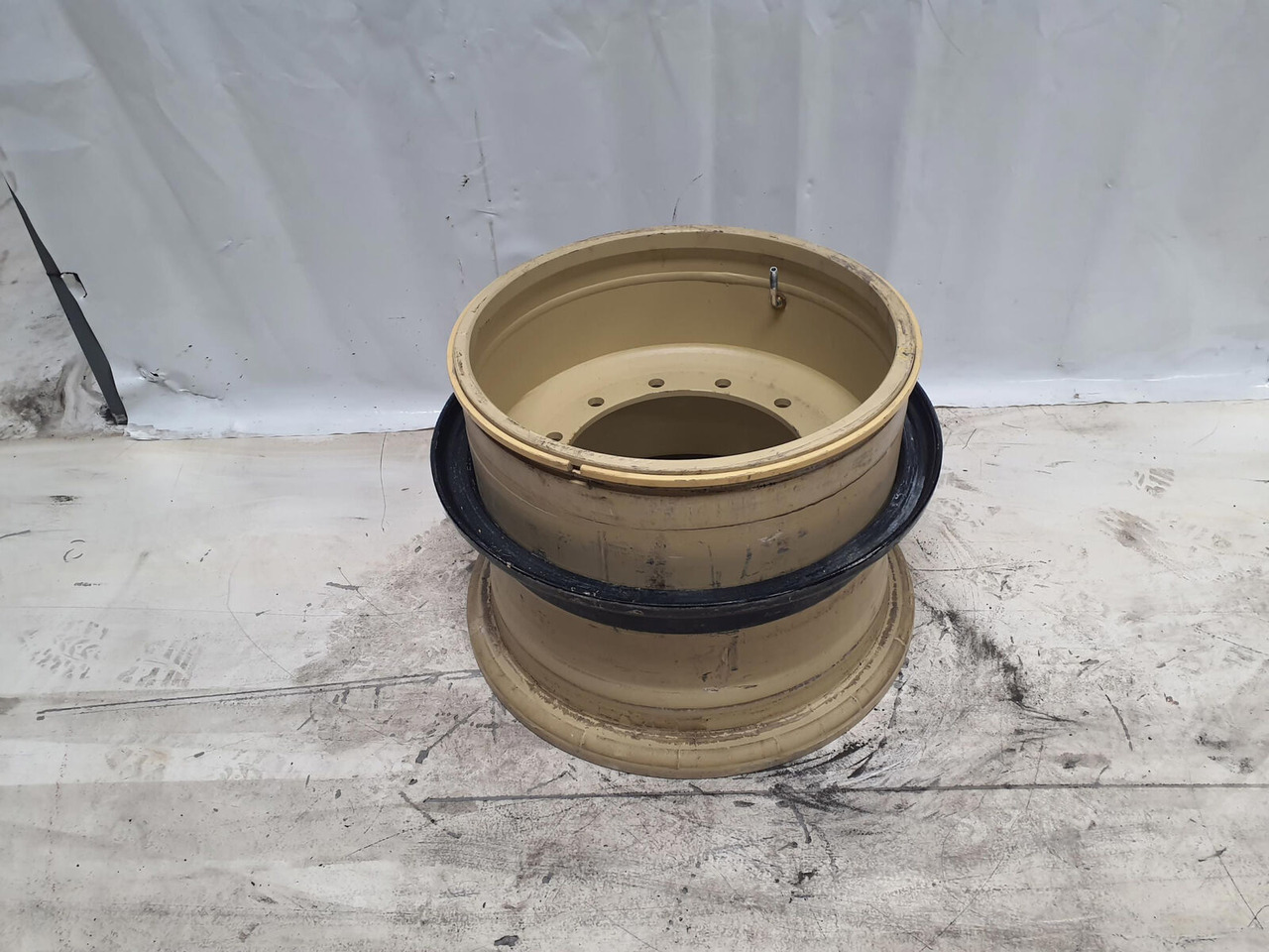 Grove Rim 525/80R25 12 20.5 3p - Rim for Crane: picture 1 Grove Rim 525/80R25 12 20.5 3p - Rim for Crane: picture 1