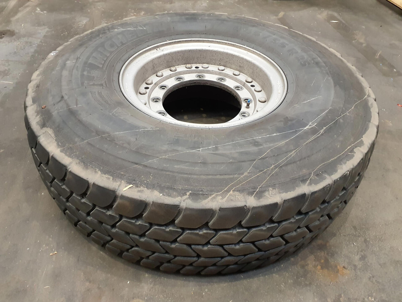 Grove Wheel 445/95R25 12 13.4 2p alu - Wheel and tire package for Crane: picture 2 Grove Wheel 445/95R25 12 13.4 2p alu - Wheel and tire package for Crane: picture 2