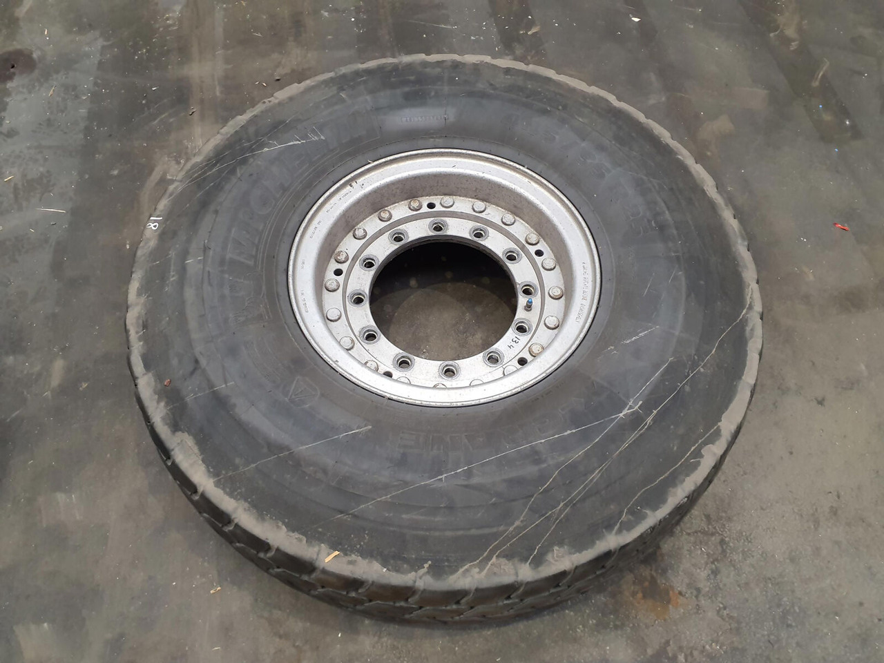 Grove Wheel 445/95R25 12 13.4 2p alu - Wheel and tire package for Crane: picture 1 Grove Wheel 445/95R25 12 13.4 2p alu - Wheel and tire package for Crane: picture 1