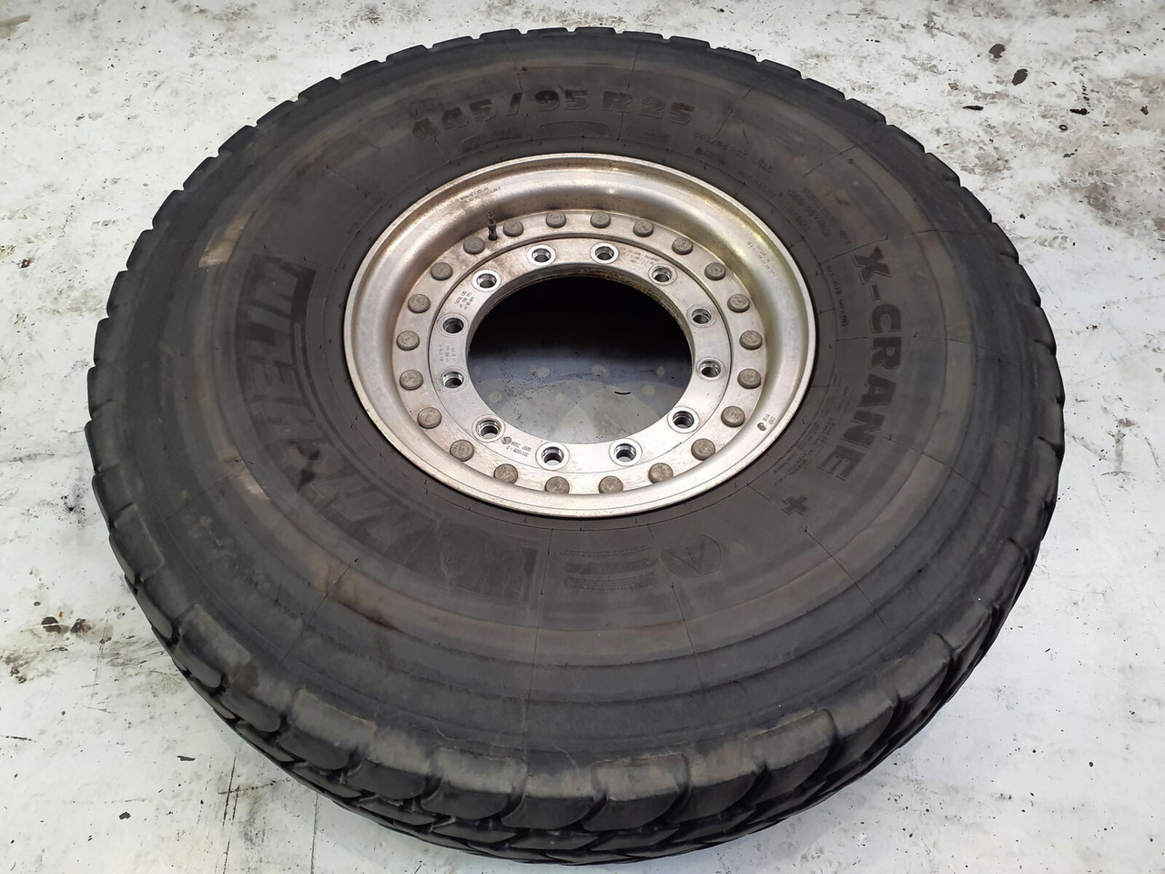 Grove Wheel 445/95R25 12 9 2p alu - Wheel and tire package for Crane: picture 3 Grove Wheel 445/95R25 12 9 2p alu - Wheel and tire package for Crane: picture 3