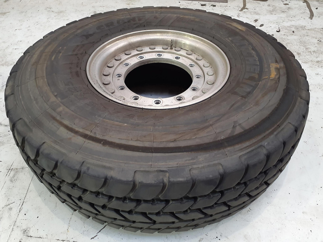 Grove Wheel 445/95R25 12 9 2p alu - Wheel and tire package for Crane: picture 2 Grove Wheel 445/95R25 12 9 2p alu - Wheel and tire package for Crane: picture 2