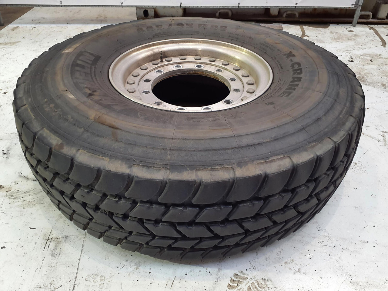 Grove Wheel 445/95R25 12 9 2p alu - Wheel and tire package for Crane: picture 2 Grove Wheel 445/95R25 12 9 2p alu - Wheel and tire package for Crane: picture 2