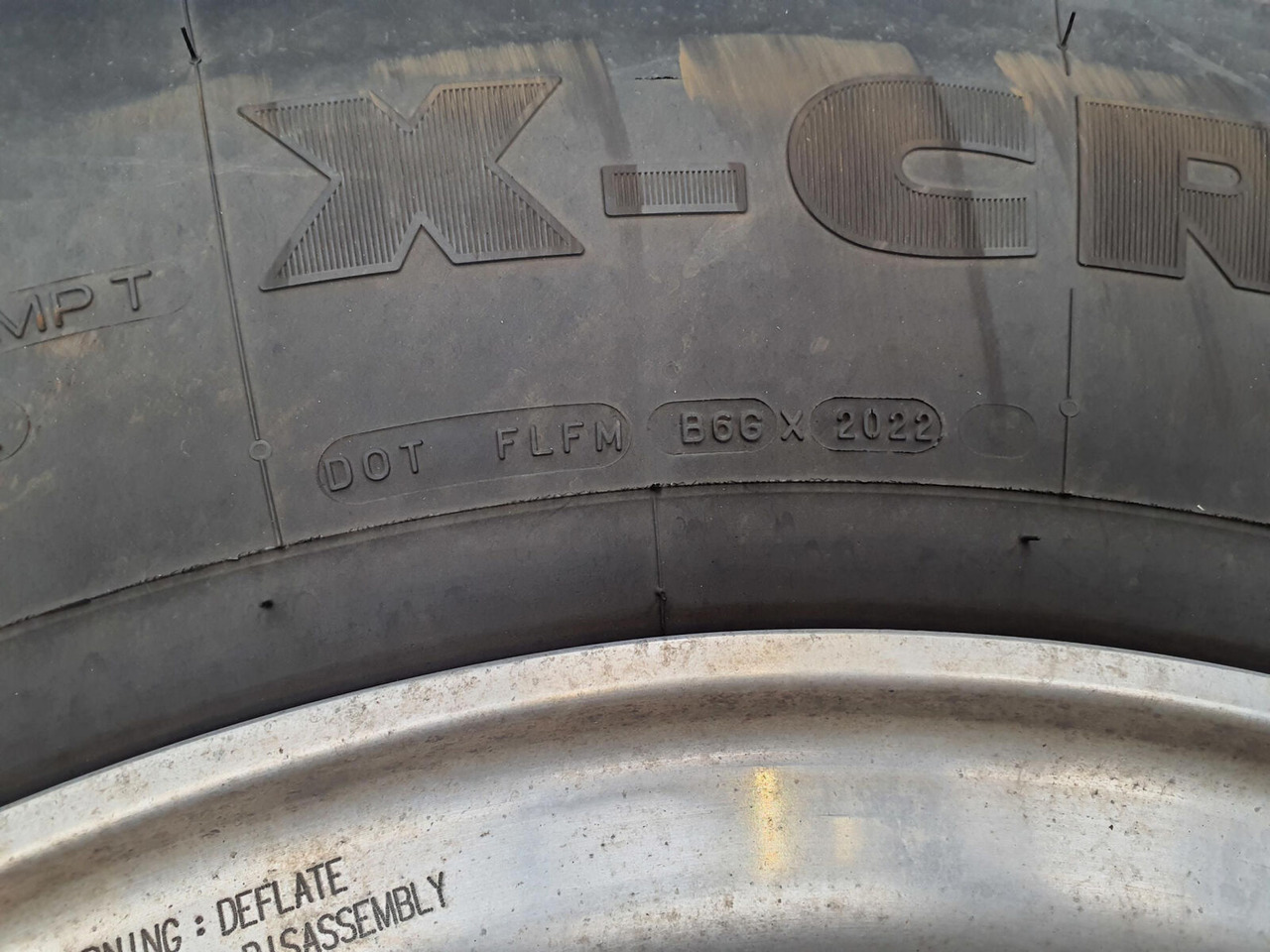 Grove Wheel 445/95R25 12 9 2p alu - Wheel and tire package for Crane: picture 3 Grove Wheel 445/95R25 12 9 2p alu - Wheel and tire package for Crane: picture 3