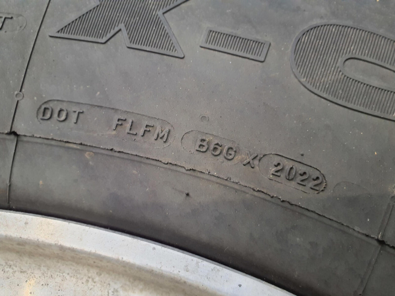 Grove Wheel 445/95R25 12 9 2p alu - Wheel and tire package for Crane: picture 4 Grove Wheel 445/95R25 12 9 2p alu - Wheel and tire package for Crane: picture 4