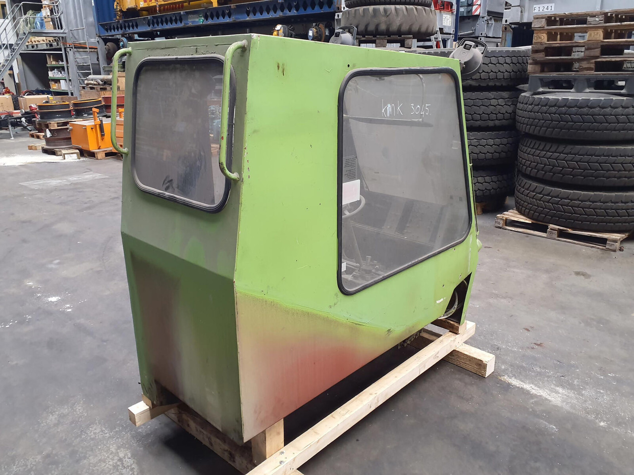 Krupp KMK 3045 upper cabin - Cab for Mobile crane: picture 3 Krupp KMK 3045 upper cabin - Cab for Mobile crane: picture 3