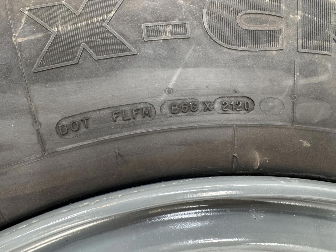 Liebherr Wheel 445/95 R25 10 12 1p - Wheel and tire package for Crane: picture 3 Liebherr Wheel 445/95 R25 10 12 1p - Wheel and tire package for Crane: picture 3