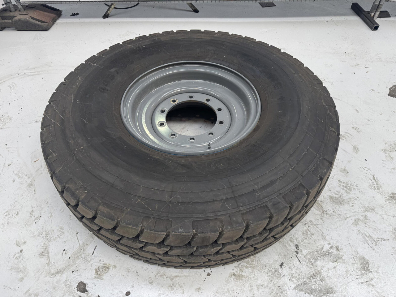 Liebherr Wheel 445/95 R25 10 12 1p - Wheel and tire package for Crane: picture 1 Liebherr Wheel 445/95 R25 10 12 1p - Wheel and tire package for Crane: picture 1