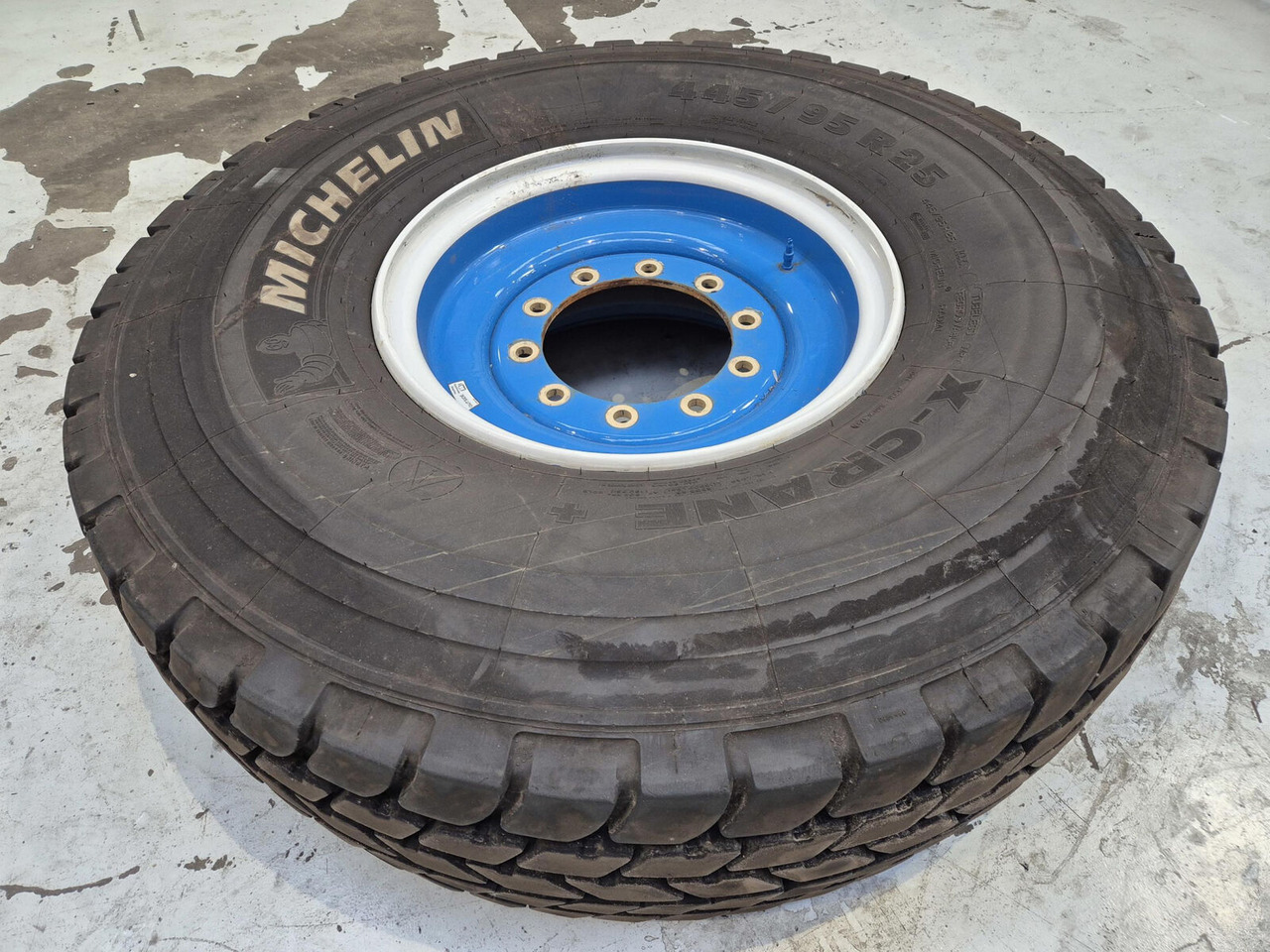 Liebherr Wheel 445/95R25 10 12 1p - Wheel and tire package for Crane: picture 1 Liebherr Wheel 445/95R25 10 12 1p - Wheel and tire package for Crane: picture 1
