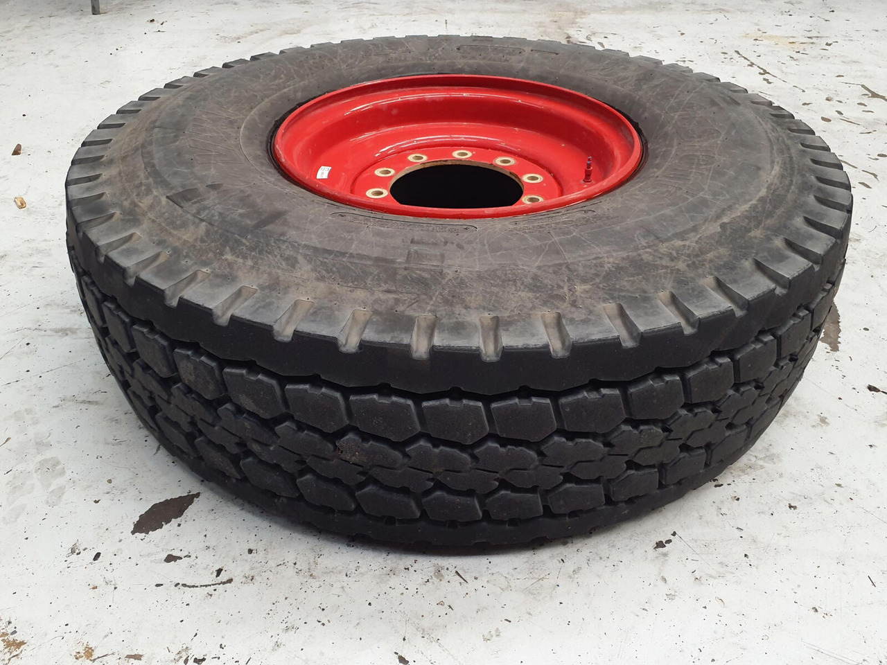 Liebherr Wheel 445/95R25 10 12 1p - Wheel and tire package for Crane: picture 1 Liebherr Wheel 445/95R25 10 12 1p - Wheel and tire package for Crane: picture 1