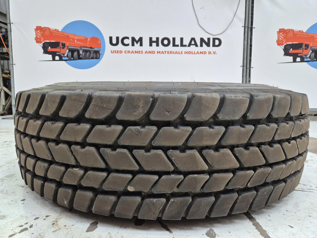 Liebherr Wheel 445/95R25 10 12 1p - Wheel and tire package for Crane: picture 3 Liebherr Wheel 445/95R25 10 12 1p - Wheel and tire package for Crane: picture 3
