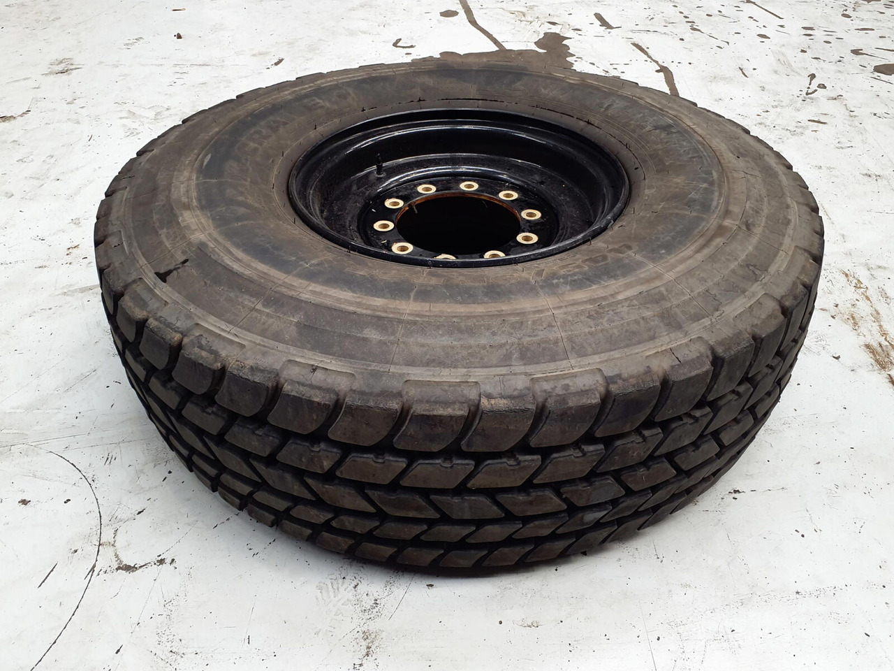 Liebherr Wheel 445/95R25 10 12 1p - Wheel and tire package for Crane: picture 1 Liebherr Wheel 445/95R25 10 12 1p - Wheel and tire package for Crane: picture 1