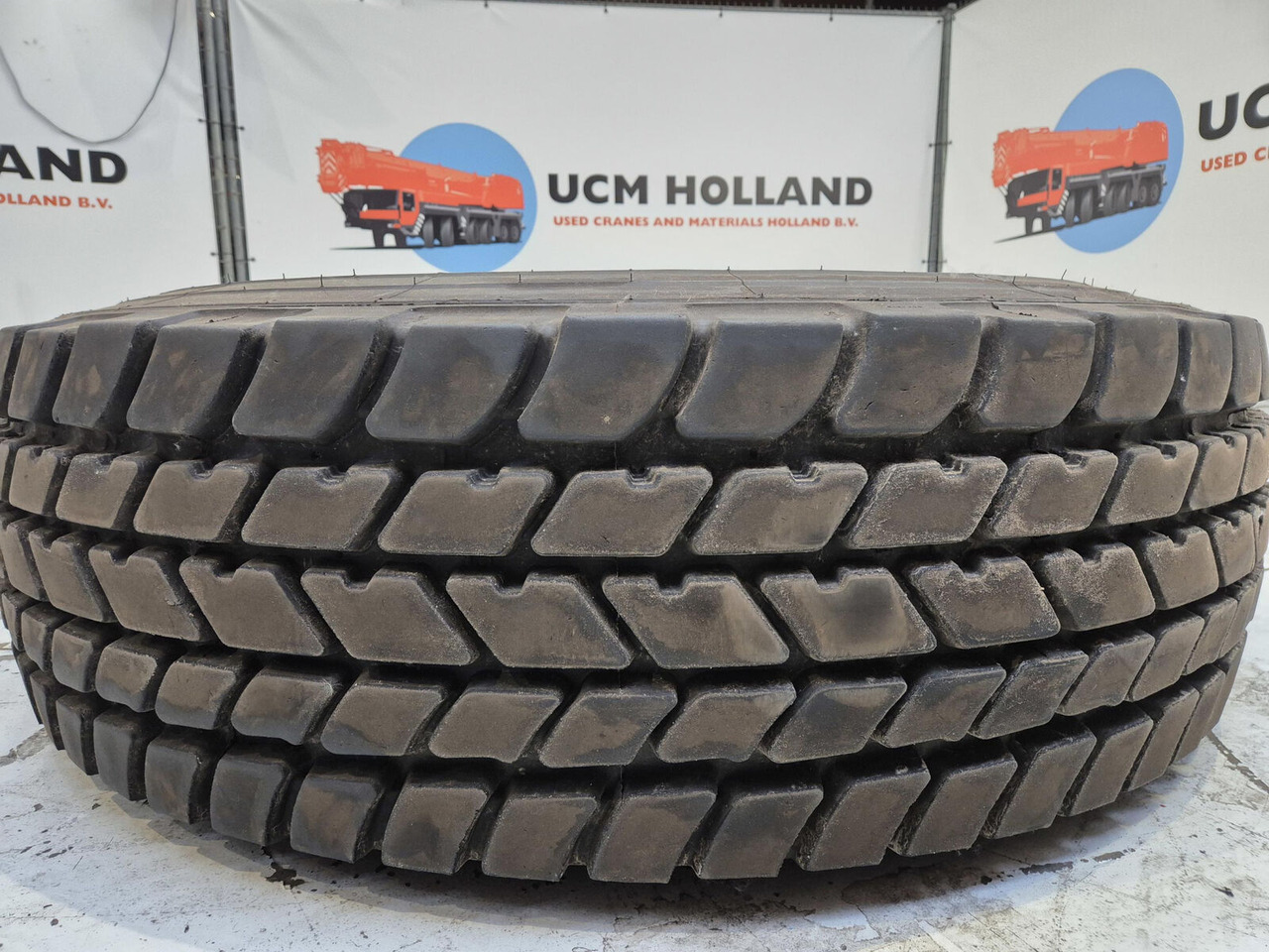 Liebherr Wheel 445/95R25 10 12 1p - Wheel and tire package for Crane: picture 3 Liebherr Wheel 445/95R25 10 12 1p - Wheel and tire package for Crane: picture 3