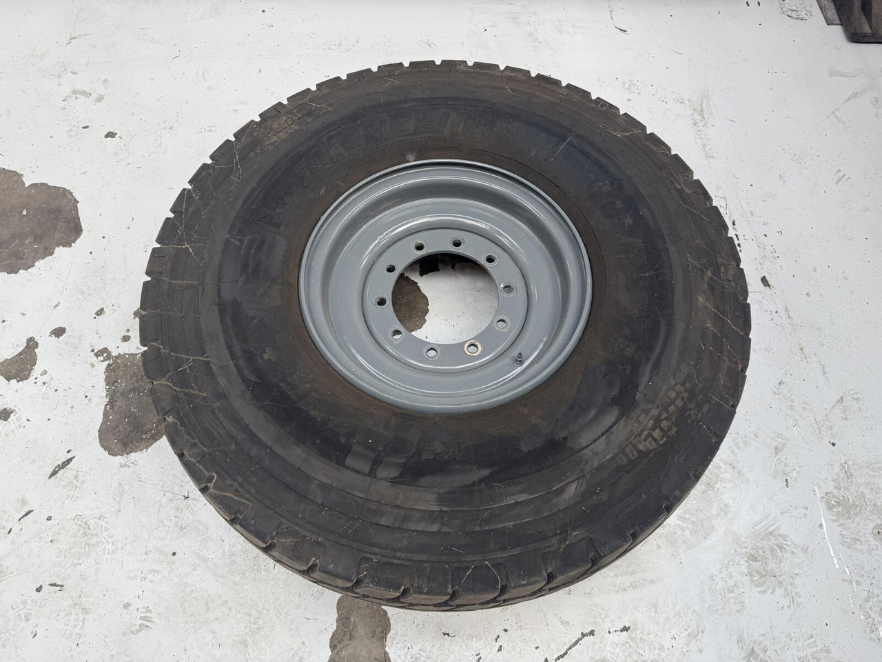 Liebherr Wheel 445/95R25 10 12 1p - Wheel and tire package for Crane: picture 1 Liebherr Wheel 445/95R25 10 12 1p - Wheel and tire package for Crane: picture 1