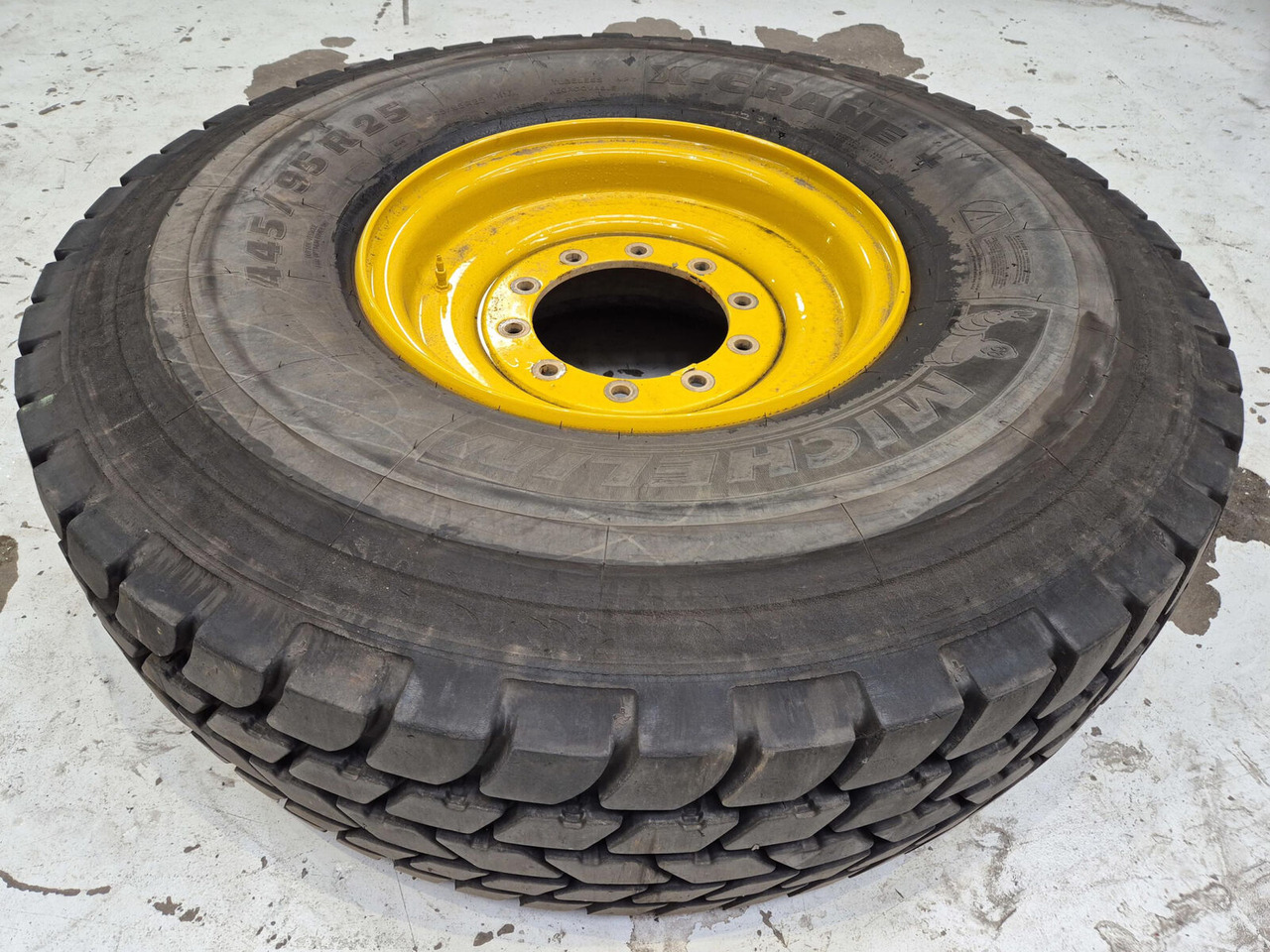 Liebherr Wheel 445/95R25 10 12 1p - Wheel and tire package for Crane: picture 1 Liebherr Wheel 445/95R25 10 12 1p - Wheel and tire package for Crane: picture 1