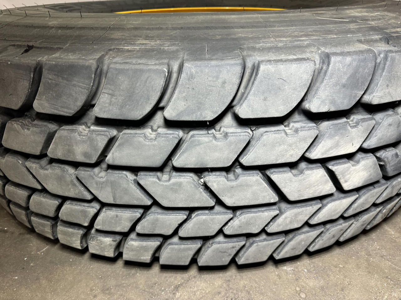 Michelin Wheel 445/95R25 10 12.3 1p - Wheel and tire package: picture 3 Michelin Wheel 445/95R25 10 12.3 1p - Wheel and tire package: picture 3