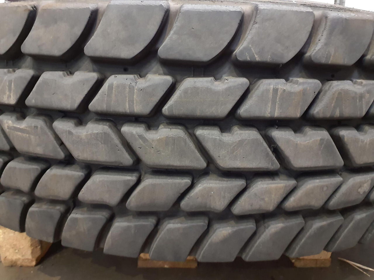 Michelin Wheel 445/95R25 10 12.3 1p - Wheel and tire package: picture 3 Michelin Wheel 445/95R25 10 12.3 1p - Wheel and tire package: picture 3