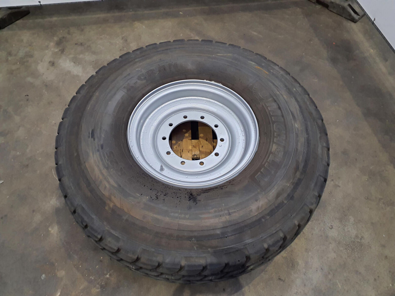 Michelin Wheel 445/95R25 10 12.3 1p - Wheel and tire package: picture 1 Michelin Wheel 445/95R25 10 12.3 1p - Wheel and tire package: picture 1