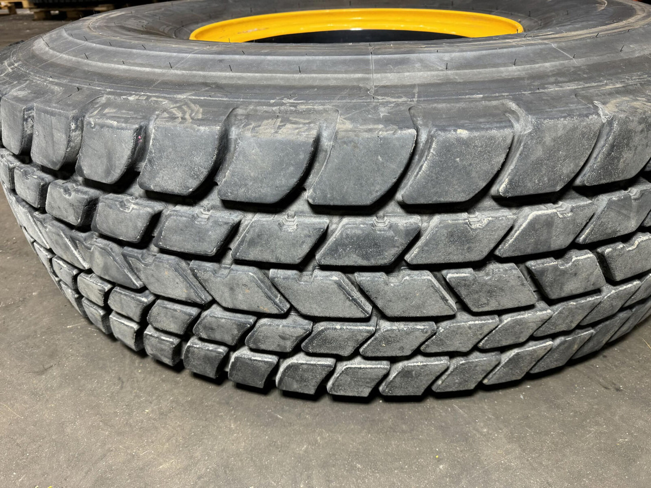 Michelin Wheel 445/95R25 10 12.3 1p - Wheel and tire package: picture 3 Michelin Wheel 445/95R25 10 12.3 1p - Wheel and tire package: picture 3