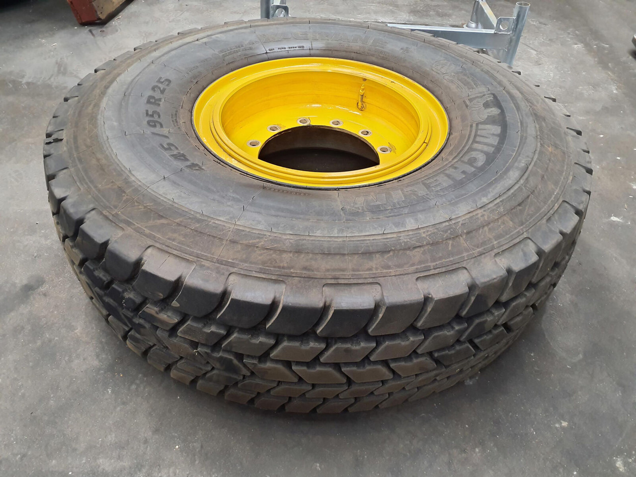 Michelin Wheel 445/95R25 12 14.8 3p - Wheel and tire package: picture 2 Michelin Wheel 445/95R25 12 14.8 3p - Wheel and tire package: picture 2