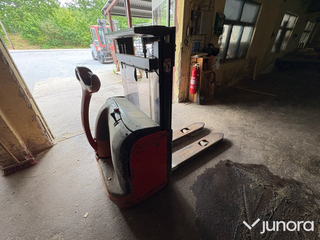 Eltruck Linde L12 - Stacker: picture 3 Eltruck Linde L12 - Stacker: picture 3
