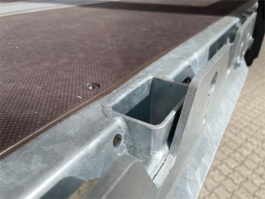 Curtainsider semi-trailer Hangler 3-aks - 2500 kg Zepro lift + Hævetag: picture 11 Curtainsider semi-trailer Hangler 3-aks - 2500 kg Zepro lift + Hævetag: picture 11