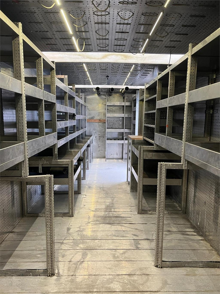 Mercedes-Benz Antos 1824 LnR  - Box truck: picture 2 Mercedes-Benz Antos 1824 LnR  - Box truck: picture 2