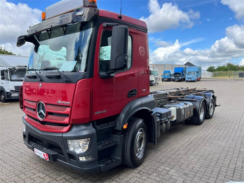 Mercedes-Benz Antos 2543 - Skip loader truck: picture 1 Mercedes-Benz Antos 2543 - Skip loader truck: picture 1