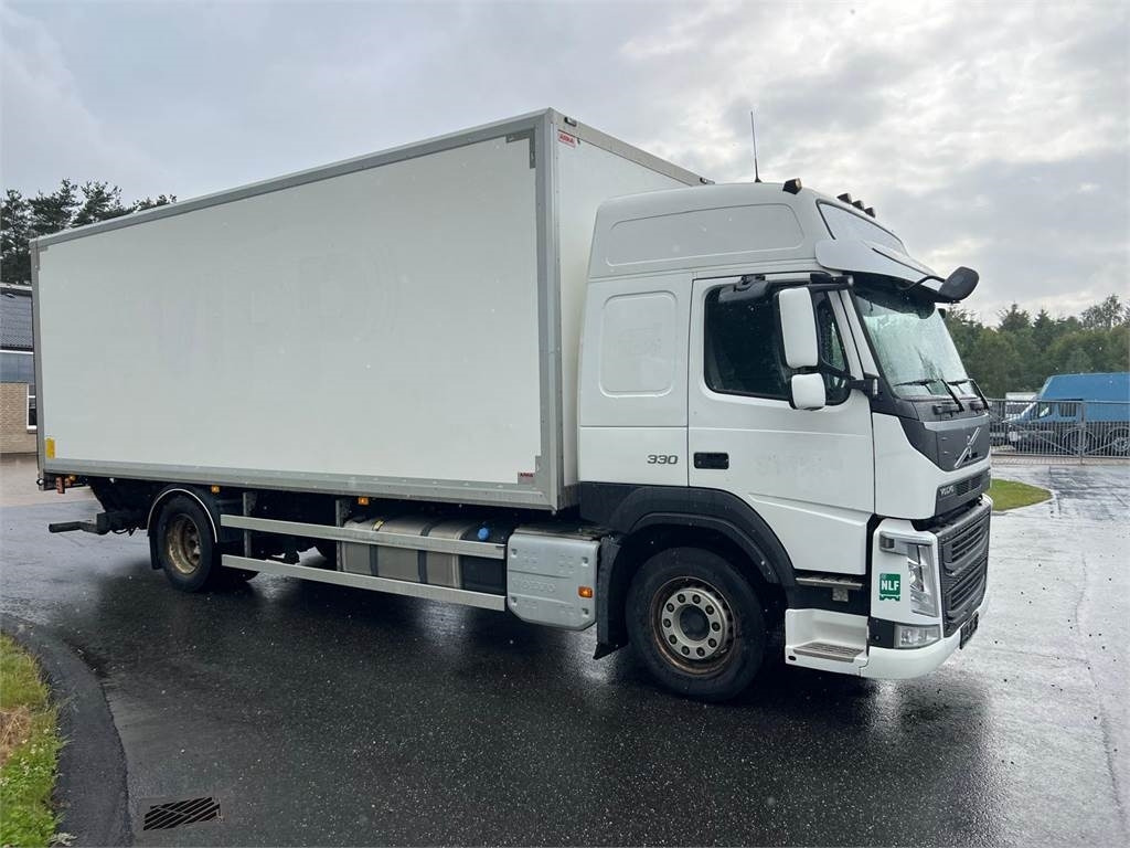 Volvo FM330 - Box truck: picture 2 Volvo FM330 - Box truck: picture 2