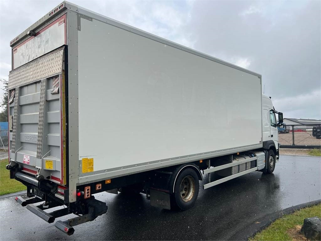 Volvo FM330 - Box truck: picture 3 Volvo FM330 - Box truck: picture 3