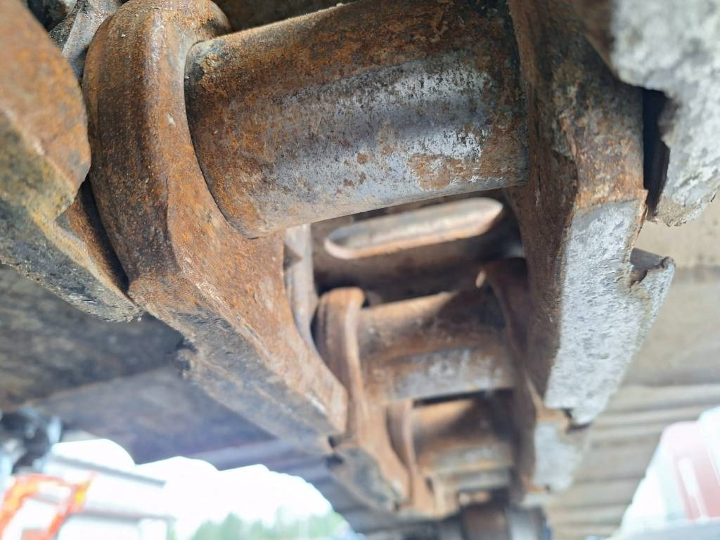 Crawler excavator Hitachi ZX225USLC-5 PYÖRITTÄJÄLLÄ: picture 12