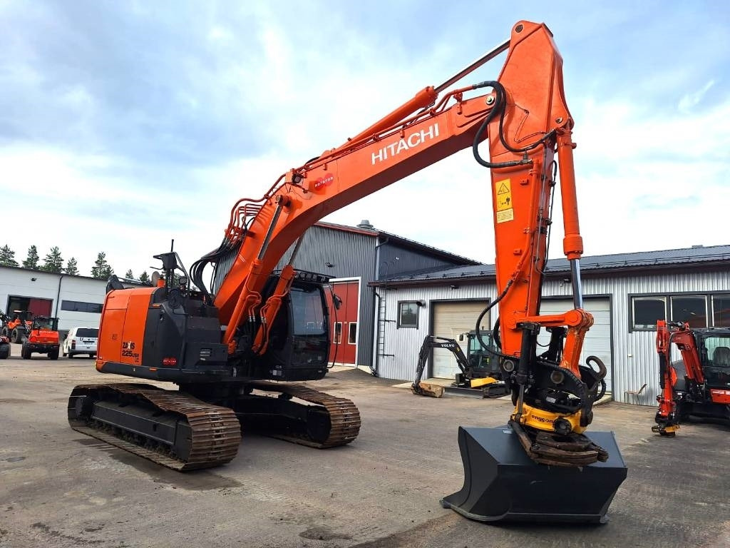 Crawler excavator Hitachi ZX225USLC-5 PYÖRITTÄJÄLLÄ: picture 6