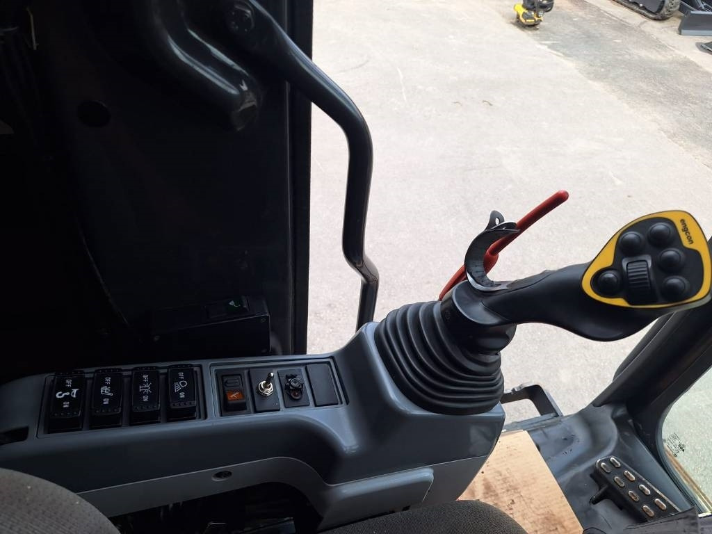 Crawler excavator Hitachi ZX225USLC-5 PYÖRITTÄJÄLLÄ: picture 15