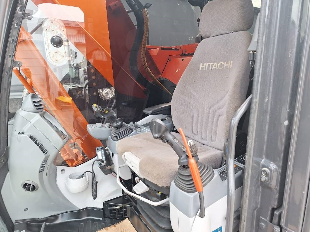 Crawler excavator Hitachi ZX225USLC-5 PYÖRITTÄJÄLLÄ: picture 14