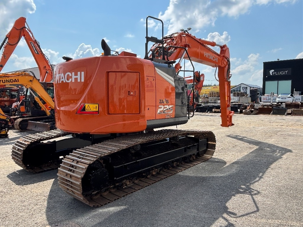 Hitachi ZX225USLC-7 - Crawler excavator: picture 4 Hitachi ZX225USLC-7 - Crawler excavator: picture 4