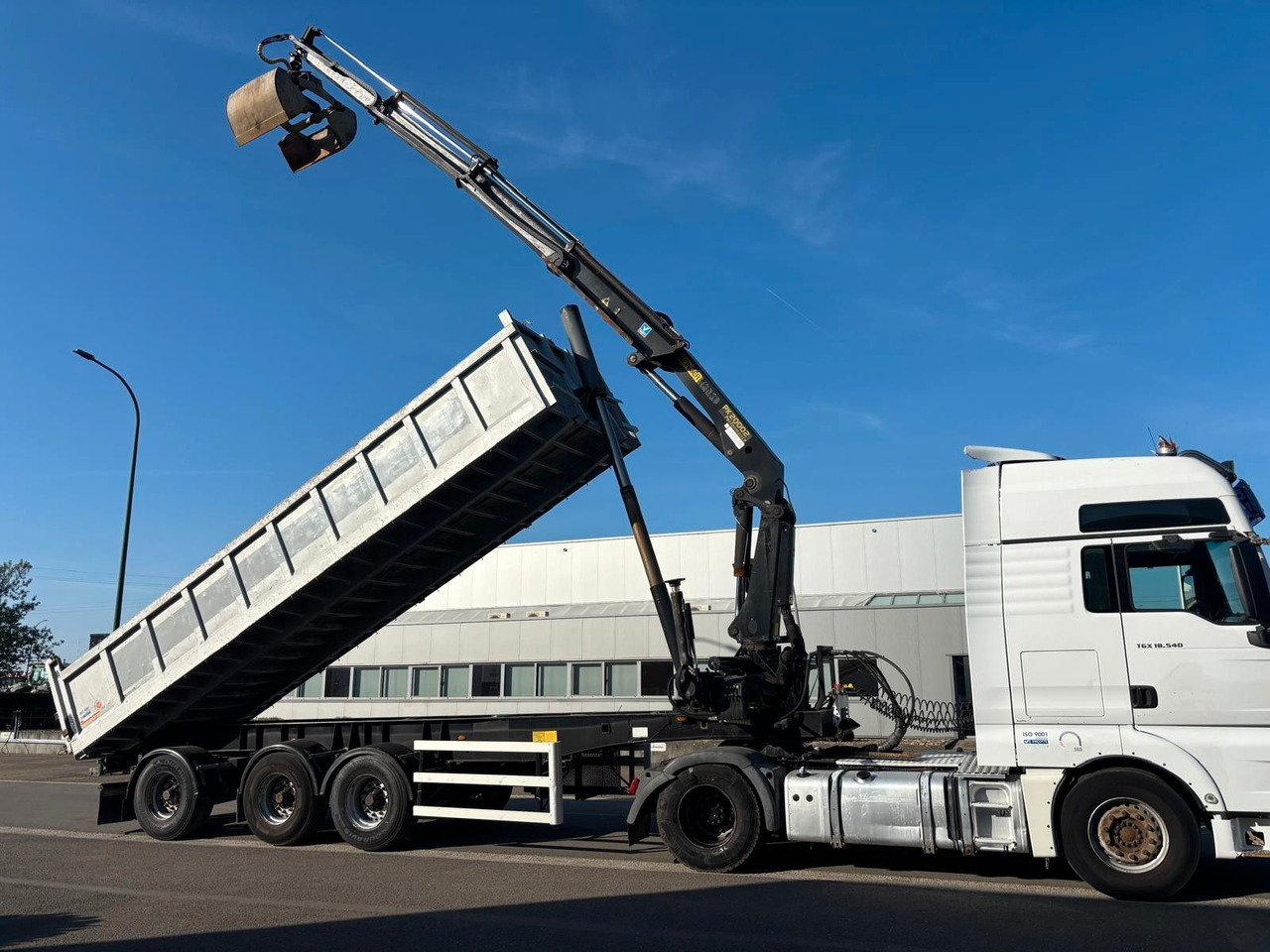 MAN TGX 18.540. Kipper + Kran PK20002. - Crane truck: picture 3 MAN TGX 18.540. Kipper + Kran PK20002. - Crane truck: picture 3
