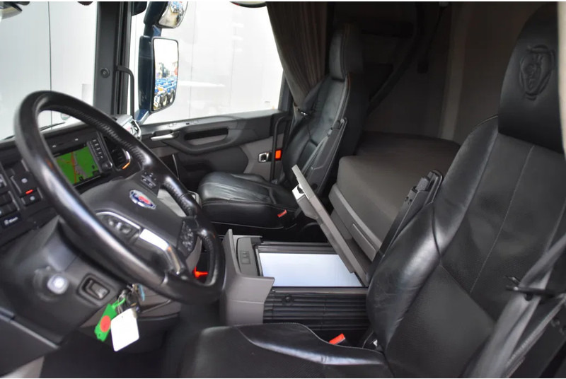Scania 530S V8 NGS 4x2NB - NEW TACHO - FULL AIR - RETARDER - 637 TKM - PARK. AIRCO - NAVI - LEATHER SEATS - ALCOA'S - LED - PERFECT CON - Tractor unit: picture 5 Scania 530S V8 NGS 4x2NB - NEW TACHO - FULL AIR - RETARDER - 637 TKM - PARK. AIRCO - NAVI - LEATHER SEATS - ALCOA'S - LED - PERFECT CON - Tractor unit: picture 5