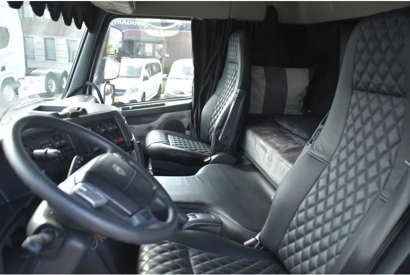 Volvo FM 380 4x2 - EURO 3 - 755 TKM - SPECIAL INTERIOR - LIVING - TV - DOUCHE - TOILET - ELEVATOR - GOOD CONDITION - - Box truck: picture 4 Volvo FM 380 4x2 - EURO 3 - 755 TKM - SPECIAL INTERIOR - LIVING - TV - DOUCHE - TOILET - ELEVATOR - GOOD CONDITION - - Box truck: picture 4