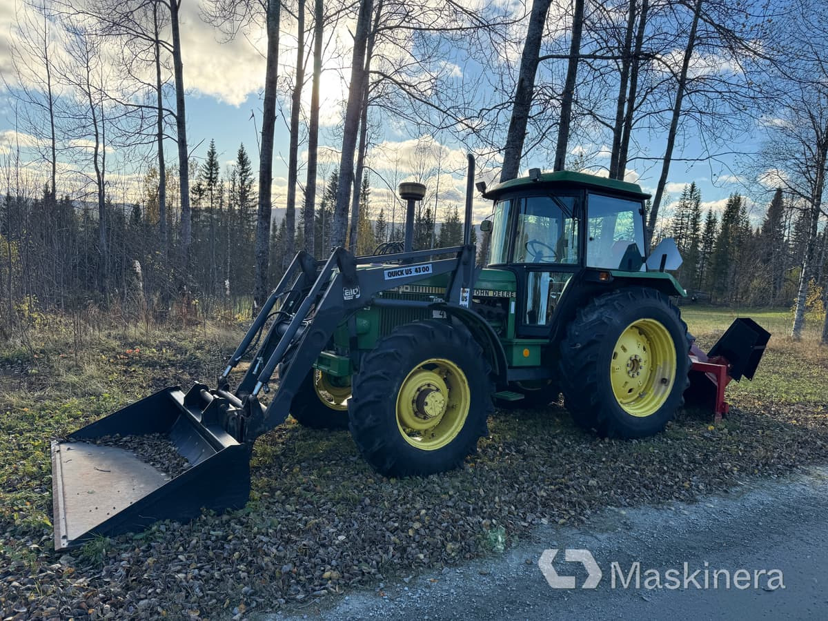 Traktor John Deere 3040 Mfwd med tillbehör - Farm tractor: picture 1 Traktor John Deere 3040 Mfwd med tillbehör - Farm tractor: picture 1