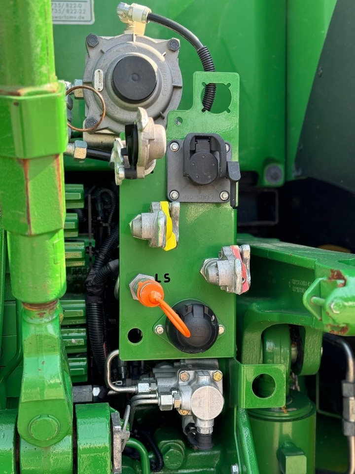 Farm tractor John Deere 8400 R: picture 10