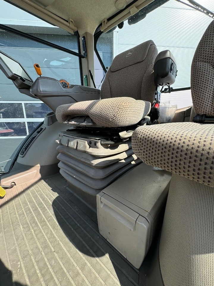 Farm tractor John Deere 8400 R: picture 13