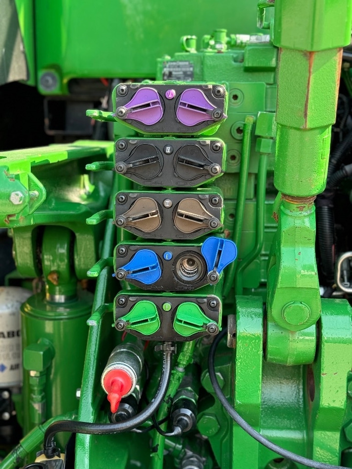 Farm tractor John Deere 8400 R: picture 11